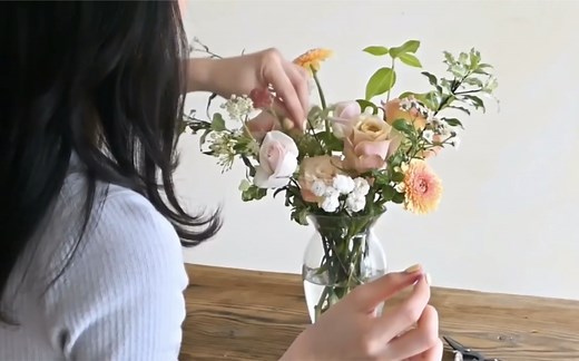 零基础花艺入门 瓶插花设计 让鲜花融入生活 自己动手在家做一束吧