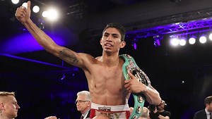 Vargas defends WBC title, De La Hoya losses (video)