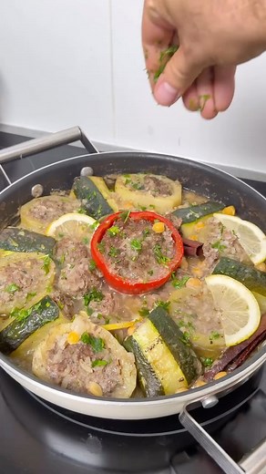 La recette de Dolma (sauce blanche) 🇩🇿 🥩 Farce : - 500 g de viande hachée (boeuf, agneau, ou mélange des deux) - 1 oignon haché - 1 poignée de riz (précuit) - 2 C.à.S de chapelure - 1 jaune d'œuf - Persil haché - Chair des légumes (récupérée) - 1/4 c. à c. de cannelle - Sel & poivre 🫑 Légumes à farcir : - 5 pommes de terre moyennes - 3 courgettes moyennes - 3 poivrons - Boulettes avec le reste de farce 🍲 Sauce blanche parfumée : - 1 oignon haché - 1 C.à.S de beurre - 1 bâton de cannelle - S