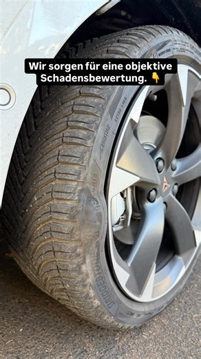 An der Front des weißen Cupra sind die Schäden auf den ersten Blick erkennbar: Lackbeschädigungen, Verformungen im Karosseriebereich sowie eine beschädigte Leichtmetallfelge und Reifenhernie. Genau hier beginnt unsere Arbeit im Sachverständigenbüro Liedtke: Wir erfassen Art, Umfang und Ursache des Schadens, kalkulieren die Reparaturwege fachgerecht und dokumentieren alles neutral und nachvollziehbar, nicht geschätzt, sondern geprüft. Wenn Du einen Unfallschaden hattest und eine unabhängige, obje