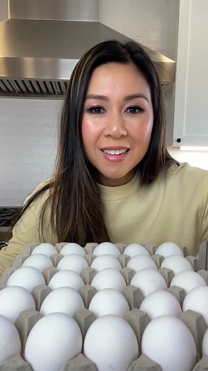 How to peel eggs by tapping it. Thank you @aymlessleigh84 for the inspiration #howtopeeleggs #egghack