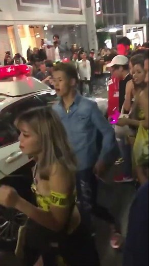 【渋谷ハロウィン】警察を取り囲んで喧嘩を売り大暴れする若者達