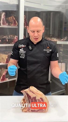 🥩 Per la rubrica: LE MIGLIORI 50 CARNI DEL MONDO La Parmigianese 🇮🇹 - La miglior vacca Italiana! Vacca rossa del consorzio del Parmigiano Reggiano. Un sapore denso, strutturato dal gusto inconfondibile. Il tuo palato esploderà. Un'altra Italiana di diritto nelle migliori carni al mondo! Disponibile qui 👉🏻 https://dettajo.it/products/t-bone-di-vacca-rossa-del-consorzio o al ristorante 🔥 Ti aspettiamo 😎 . . #parmigianese #parmigiano #parmigianoreggiano #carne #meat #beef #steak #ecommerce #