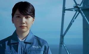 【電気のプロを目指しています～新CM放送開始～】 本日から、新しいテレビCM「人が、エネルギー。（女性技術社員篇）」を放送しています。 このCM「人が、エネルギー。」は、第1弾に「冬の送電線保守」、第2弾は「発電所の訓練・点検」をお届けしてきました。 今回は、第3弾として、火力発電所の巡視・点検や運転監視業務に使命感を持って取り組む社員の姿を紹介しています。 放送地域は北海道内ですが、このページでCM映像を全国の皆さまにお届けします。 ぜひご覧下さい！ | 北海道電力
