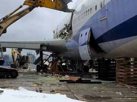 报废747被挖掘机暴力拆解