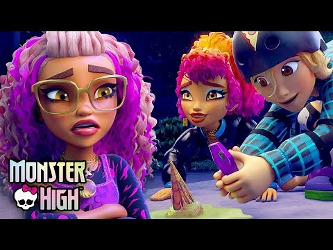 Clawdeen Shows Howleen & Barkimedes the Human World! | Monster High