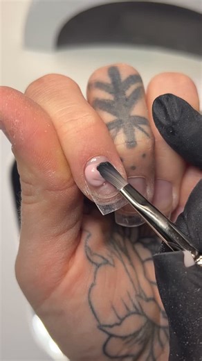 Naildesign Tutorials on Instagram: "Ich denke ihr kommt da schnell drauf 💡 #naildesign #gelnägel #naildiy #nailtutorials #nageldesign #nägelmachen #gelnailsdesign #gelnails #gelnatips #nailtrends #nudenails"