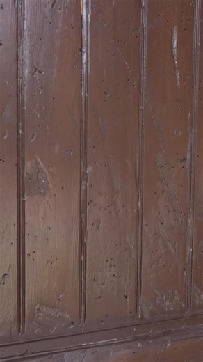 Step inside the Georgia home of interior designer Courtney Moss (@courtneymossdesign), where traditional style meets spirited personality and soulful storytelling. This charming 1940s retreat in Macon is filled with art, antiques, and storied collections. From a blue-washed kitchen to a moody sunroom and an art-filled living room, each space reflects Courtney’s refined yet playful design eye. Watch Courtney’s full #homeworthy tour on HOMEWORTHY.COM!! #homeworthy #macon #georgia #interiordesign #