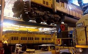 Lifting a locomotive. Union Pacific Ft. Worth