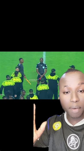 Lors du match de LDC africaine entre l’Espérance Sportive de Tunis 🇹🇳 et Al Ahly SC 🇪🇬, l'arbitre sénégalais Issa Sy a immédiatement sorti son carton rouge et l'a gardé à la main dès le coup de sifflet final. 😭 Histoire de bien faire passer le message : que personne, ni joueur, ni membre du staff, n'ait l'idée de venir contester pour un fait de match antérieur. 😂 L'ES Tunis a gagné son quart de finale aller 1-0 sur penalty ! ⚔️🔥#toutlemonde #doropdg #senegalaise_tik_tok #alahly #esperance
