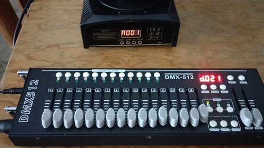 ¿Cómo programar escenas en un controlador DMX?