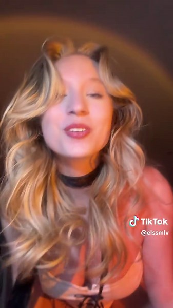 Sabrina Carpenter Sings Touching Tribute to Her Dog