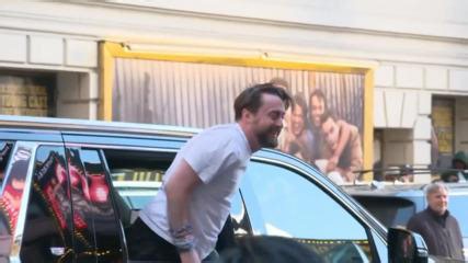 Kieran Culkin makes drive-by to wish Sarah Snook luck at 'Dorian Gray' opening