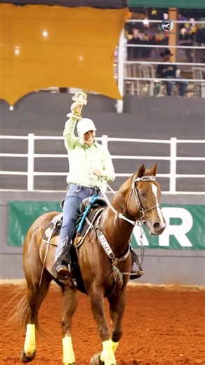 Champion vibes only — Ana Laura Savini dominates the arena! 🥇💪🐎