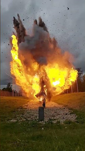 Explosionsdarstellungen beim BOS-Pyrotechniker-Lehrgang