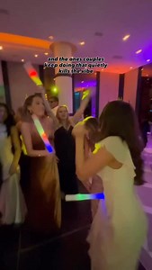 Most reception decisions are made with Pinterest in mind... not the people actually attending your wedding. And guests can feel the difference immediately. Here are 7 reception ideas guests truly love — plus a few that are officially on their way out: 1️⃣ Late-Night Comfort Food (Not a Second Cake) ✨ Why it matters: Energy dips hard after dancing familiar food brings everyone back. ✅ Do this: Pizza slices, fries, tacos, grilled cheese. 🚫 Skip: Another dessert no one asked for. 2️⃣ A Well-Timed 