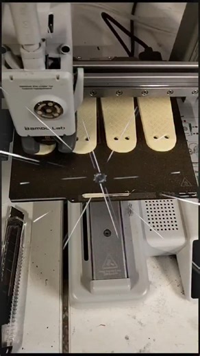 Kafkas Hediyelik,Gümüş ve Tekstil on Instagram: "Vallahi sizle aynı dertteyiz… 😄 Aklımız durmuyor, fikirler susmuyor! Gece yatıyoruz → “bunu da üretsek?” Sabah kalkıyoruz → “daha iyisini nasıl yaparız?” Çünkü amacımız net: 👉 Kültürümüzü yaşatan, özgün ve ulaşılabilir ürünler üretmek. Ve şimdi sırada bambaşka bir yenilik var… 🔥 3D baskı teknolojisiyle ürettiğimiz PHEÇEÇ’ler hazır! 🔥 Uzun süren: ✔️ yüzey testleri ✔️ malzeme denemeleri ✔️ ölçü ve akustik çalışmaları 