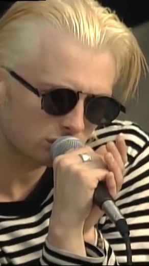 Radiohead - Creep (Live at the MTV Beach House, 1993) #Radiohead #ThomYorke #Creep #MTVBeachHouse #90s #AlternativeRock 🎸🤘