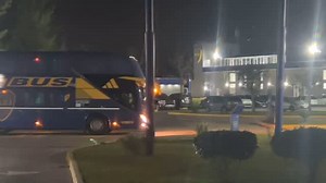 Llegan los micros de @BocaJrsOficial al predio de Ezeiza. El plantel xeneize saldrá del predio a las 20:45 rumbo al aeropuerto de Ezeiza. 🛫 Hoy por la noche, Boca arranca la experiencia mundialista 🌎⚽️ | Emiliano Raddi
