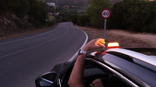 Luz de emergencia homologada por la DGT: cómo elegirla sin errores