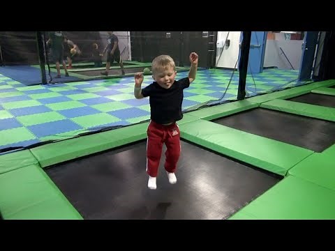 TODDLER LOVES TRAMPOLINE PARK