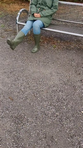 #gummistiefel #wellies #rubberboots #rainboots #outdoor #gummi #rubber #stiefel #boots #farmgirl #horse #pferd #rainjacket #reitstiefel #ridingboots #reiten #riding #pferdemädchen #raincoat #hunterboots #shoestyle #shoe #matschwiese #mud #matsch #muddy #sniff #smell #smellgood | Matsch Wiese