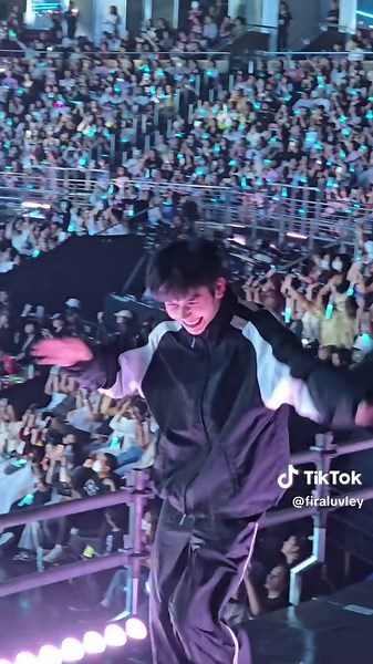 Everyone’s screaming for the artist, but I’m here falling for the dancer.🎀✨️ #dancerlol #lolfanfest2025 #thailand #loveoutloud