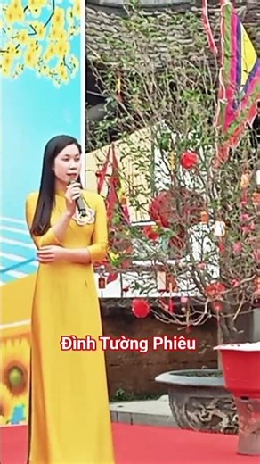 The teacher works as a tour guide at Tuong Phieu Temple #languyenbaotv