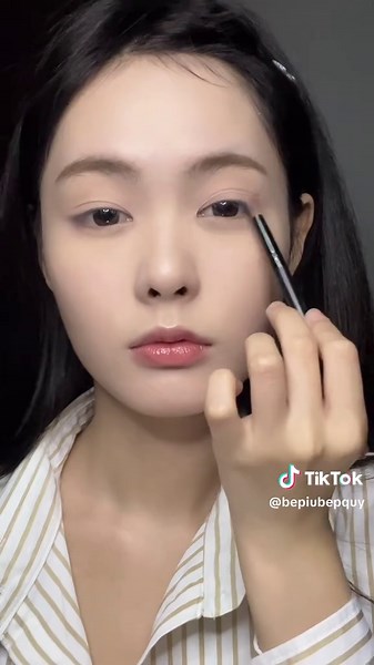 Hướng dẫn trang điểm mocha mousse đẹp mê ly!