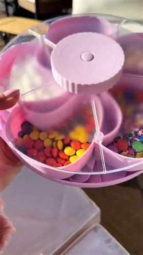 Rotating serving tray