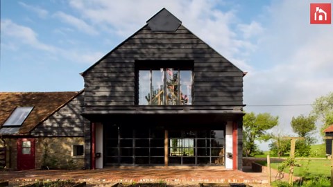 London Barn Conversion Puts Reclaimed Materials To Good Use