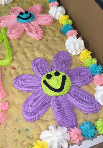 Delicious Flower-Themed Cookie Cake Designs