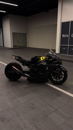 Explore the Yamaha R1 1000cc Motorcycle
