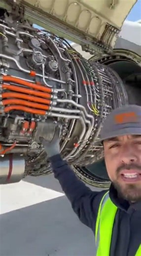 Viral 🛬✈️social media Canada: a worker inside checking the engine👷✈️🛬