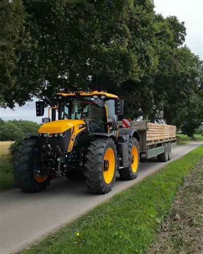 35K views · 1K reactions | “The JCB’s got the edge on the road speed,” Reece Kirk, operator for TC & N Taylor Ltd, on the winning combination of speed and comfort on the #JCB Fastrac iCON. Discover more: go.jcb.com/uh1Ty. | JCB Agriculture | Facebook