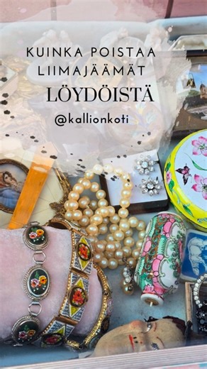 ✅️ Tallenna tästä vinkki hintalapun tai teipin tarrajäämien poistoon oliivi- tai muulla kasviöljyllä. 🧴 Tarvitset: • Öljyä (oliivi-, rypsi-, auringonkukka- tai kookosöljyä) • Talouspaperi tai pehmeä liina • (Halutessasi) vanha hammasharja • Lämmin vesi ja hieman astianpesuainetta 🪄 Toimi näin: • Poista ensin irtonainen tarraosa. Revi niin paljon tarraa irti kuin saat helposti ilman väkivaltaa. Älä yritä raapia liimaa kuivana — se vain leviää. • Levitä öljyä liimajäämään. • Laita muutama tippa 