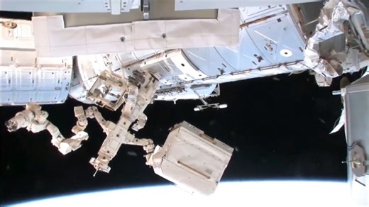 🛰️🌍 La Cupola de l’ISS : le plus beau balcon sur la Terre 🌌✨ À 400 km d’altitude, un joyau technologique offre aux astronautes une vue imprenable sur notre planète bleue… Bienvenue dans la Cupola de la Station spatiale internationale ! 🔹 Perchée sur l’ISS, la Cupola est une véritable fenêtre panoramique sur la Terre et l’espace, offrant l’une des plus belles vues jamais créées par l’humanité. 🔹 Conçue en Italie par Thales Alenia Space, elle est lancée le 8 février 2010 à bord de la navette 