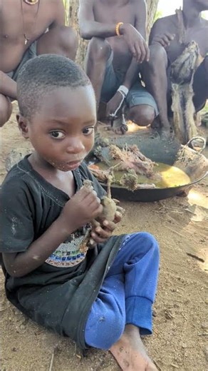 Kids eating hot tomatoes 😂🔥#KidsLife #HotFood #DailyLife