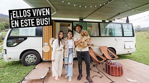 2.2M views · 107K reactions | Lily y AJ construyeron su casa sobre ruedas en Sídney, Australia a lo largo de 18 meses y ya llevan dos meses de viaje. Ninguno de los dos tenian experiencia en construccion y aprendieron viendo videos de Youtube. Los conocimos en Queensland y tuvieron la amabilidad de permitirnos entrar en su espacio para hacer este vídeo de su impresionante autobús. | Angelica Ladino | Facebook