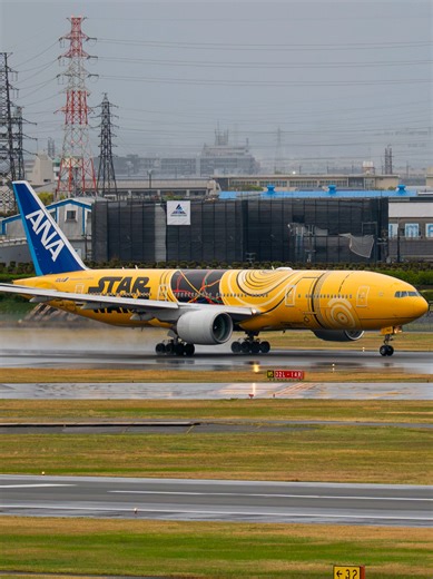 ✨ANA Star Wars C-3PO Jet✨ A machine so loved by so many people. A plane that flew only within Japan, yet somehow touched the world. As an American visitor and tourist, I was incredibly lucky to experience the ANA C-3PO Jet—something most visitors never get the chance to do. From the gate agents to the cabin attendants, ANA made the journey unforgettable, going above and beyond in every way. They even surprised me with Yoda waiting at my seat. I came to Japan for Star Wars Celebration… but this f