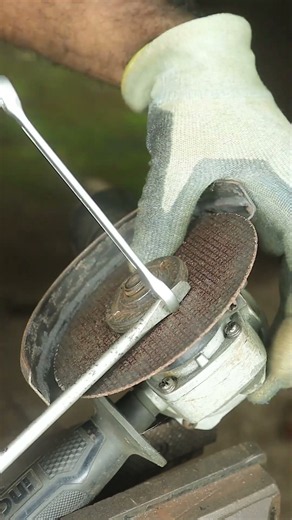 Genius Angle Grinder Hack to Remove Discs Without the Key! 🛠️🔥