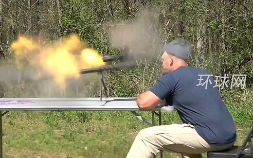 美国枪械博主扣扳机时步枪突然爆炸，遭碎片割喉险丧命