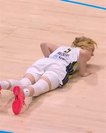 😤 Paige Bueckers NASTY ankle roll didn't stop her | Dallas Wings WNBA women's basketball #shorts NBA