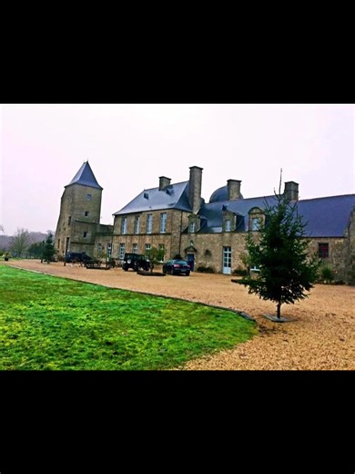 “行到水穷处，坐看云起时。” 法国全国各地下榻不同风格的城堡体验。冬日的布列塔尼虽然风大雨多，却自有一种粗犷又浪漫的魅力。🌫️🏰入住了一家由两位法德帅哥夫夫经营的城堡酒店——建筑古典、气氛温馨，主人超友好，连院子里自由散步的黑猪宠物都可爱到不行！🐖❤️ 唯一的小遗憾：布列塔尼的大风把我的无人机直接吹走了……RIP my drone 💨😂 不过旅行嘛，有惊喜也有意外，这才更难忘。 Trying different châteaux around France is always a joy — and this Brittany one managed to be both elegant and heartwarming. 👉 你喜欢住古堡还是现代酒店？ 👉 Do you prefer castles or modern hotels when you travel? #Châ#ChâteauLifey#GayCoupleOwnerst#PetPiga#TravelVibeso#DroneGone