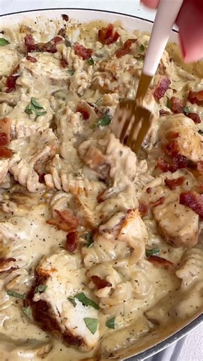 Comment bacon to get this recipe delivered directly to your inbox! Chicken bacon mushroom pasta is a quick and easy dish loaded with tender chicken, bacon, mushrooms, and fusilli pasta in a parmesan and mozzarella cheese sauce made with heavy cream. It’s a hearty pasta dish perfect for family meals or potlucks, ready in under 30 minutes. for the full recipe visit my website www.goldengracekitchen.com and search chicken bacon pasta or you can Google Golden Grace, kitchen, chicken, bacon pasta #pa