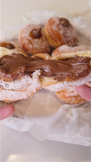 Fried, stuffed bomboloni: the most delicious dessert to celebrate Carnival!