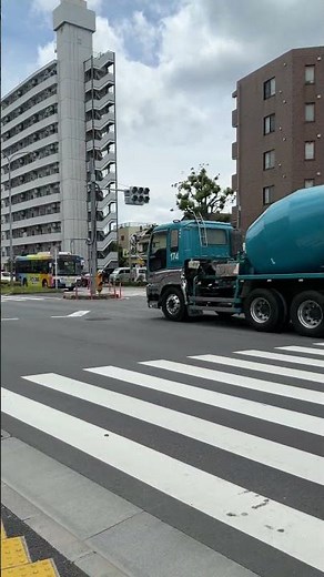 救急車に、気付かず突き進んでいくディズニーランド行きのバス #日本の風景