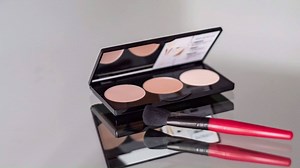 O contorno perfeito pode ser uma obra de arte. Você conhece nosso kit de contorno Step-By-Step? Neste kit temos 3 tons para você afinar, esculpir, marcar e iluminar. Ele já vem com o pincel e um tutorial cheio de #DicaSmashbox. Compre agora em bit.ly/SmashboxBR_KitContorno. #SmashboxBrasil #SmashboxLovers #LookSmashbox #crueltyfree | Smashbox Cosmetics Brasil