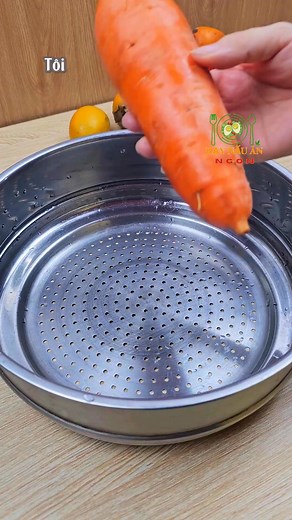 🥢 Củ cải, cà rốt kẹp thịt hấp – một món ăn thanh đạm, dễ làm nhưng lại vô cùng hấp dẫn! Miếng củ cải và cà rốt mềm mại, kẹp giữa nhân thịt băm đậm đà, được hấp chín và rưới nước tương, ớt, hành lá thơm lừng. Thích hợp cho bữa ăn gia đình hoặc những ngày muốn đổi vị. 🌟 Nguyên liệu: Củ cải trắng Cà rốt Thịt băm (heo) Hành, tỏi băm Bột năng Dầu hào Gia vị: muối, tiêu, hạt nêm, nước tương, ớt, hành lá 💡 Cách làm: 1️⃣ Củ cải, cà rốt gọt vỏ, thái lát mỏng, chần qua nước nóng để mềm hơn. 2️⃣ Trộn th
