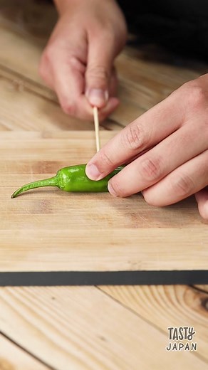 【ししとうと豚肉がありゃごはん3杯はいけるど】暑い日こそ簡単甘辛おかず！ / Stir-Fried Green Peppers and Pork #tiktokレシピ #簡単レシピ #tiktokfood #tastyjapan ししとうと豚肉の甘辛炒め 2人分 材料： 豚肩ロース肉（薄切り） 200g 片栗粉 小さじ2 ししとう 10本 ごま油 大さじ1 A酒 大さじ2 A砂糖 小さじ2 Aしょうゆ 大さじ1 Aコチュジャン 大さじ1 Aおろしにんにく 小さじ1 酢 小さじ1 小ねぎ（小口切り） 適量 作り方： ① 豚肩ロース肉に片栗粉をまぶす。ししとうはへたをとり、破裂防止のために串で穴をあける。 ② 中火で熱したフライパンにごま油を引き、豚肩ロース肉を入れ両面焼き色がつくまで焼く。肉に火が通ったら、ししとうを加え炒める。 ③ ししとうがしんなりしてきたら混ぜ合わせたAを加え、強火で炒める。 ④ 火を止め、仕上げに酢をふりかけて混ぜ合わせる。器に盛り、仕上げに小ねぎをかけたら、完成！ === Stir-Fried Green Peppers and Pork Serves 2 IN